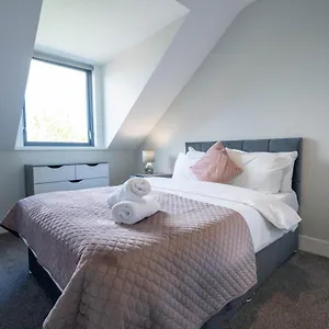 Three Bed Sleeps 5 In Botanic Apartment
